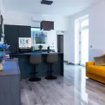 - 3 Min Walk From - Modern Flat For 5 Guests * Abbadia Lariana