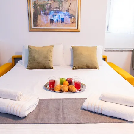 - 3 Min Walk From - Modern Flat For 5 Guests Daire *