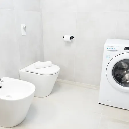 - 3 Min Walk From - Modern Flat For 5 Guests Daire Abbadia Lariana