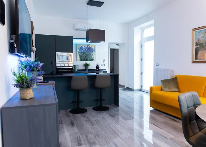 - 3 Min Walk From - Modern Flat For 5 Guests * Abbadia Lariana