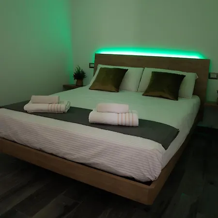 - 3 Min Walk From - Modern Flat For 5 Guests דירה