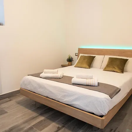 - 3 Min Walk From - Modern Flat For 5 Guests דירה *