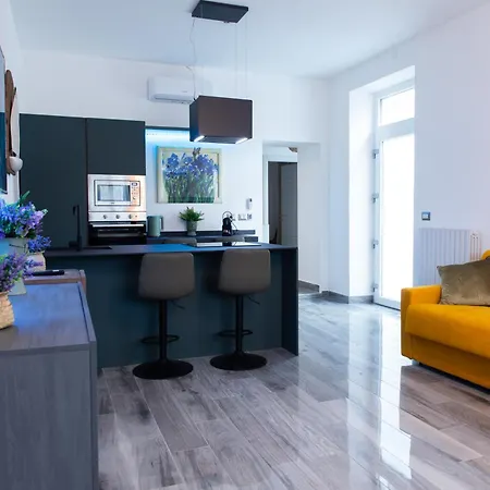 - 3 Min Walk From - Modern Flat For 5 Guests * Аббадия Лариана