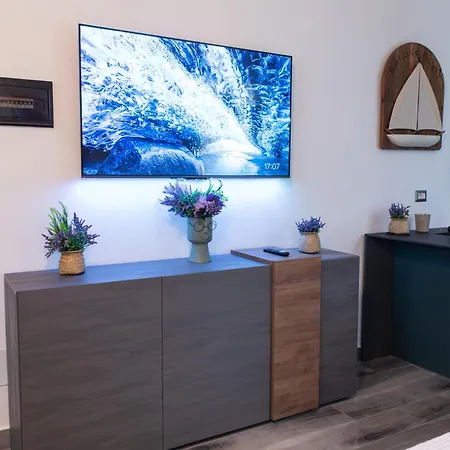 - 3 Min Walk From - Modern Flat For 5 Guests *