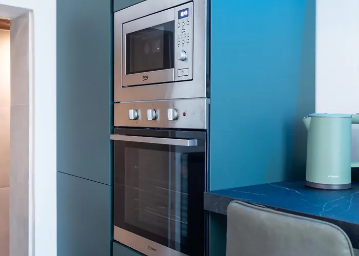 - 3 Min Walk From - Modern Flat For 5 Guests *